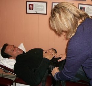 English: Dr. Karyn Marshall (standing) demonstrates nonsurgical spinal decompression on her chiropractic partner, Dr. Dennis Cronk (on table). (Photo credit: Wikipedia)